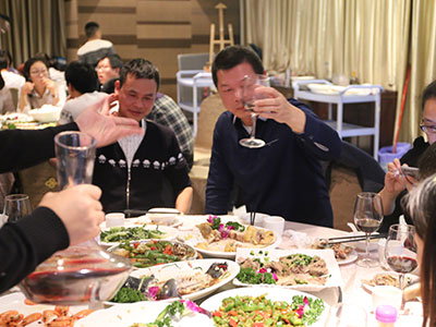 德瑞斯举杯